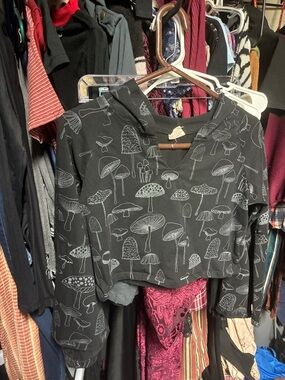 Crop Hoodie Top with Mushroom Print - Black